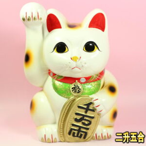 手の長い招き猫：正面