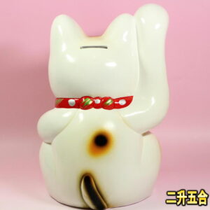 手の長い招き猫：背面