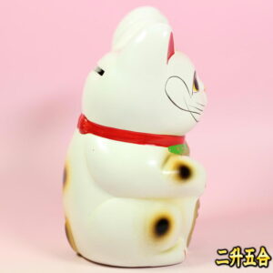 縁起物の置物である招き猫：右側面画像