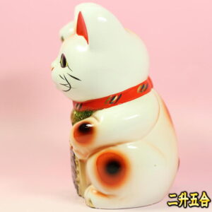 縁起物の招き猫の置物：左側面画像