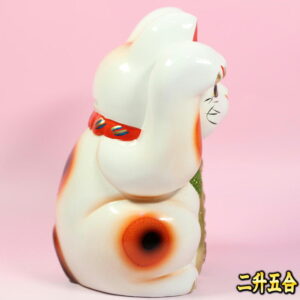 縁起物の招き猫の置物：右側面画像