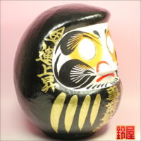 開業祝いのプレゼントの縁起物：事業繁栄だるまの右斜め前画像