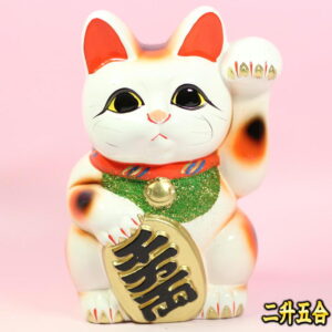 縁起物の招き猫の置物：正面画像