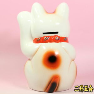 縁起物の招き猫の置物：背面画像