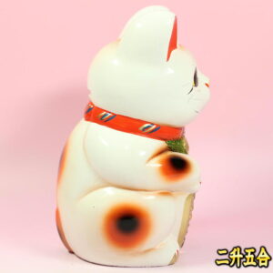 縁起物の招き猫の置物：右側面画像