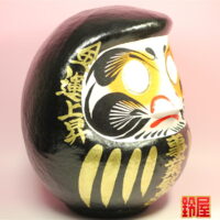 仕事運の縁起物である事業繁栄だるま：右斜め前画像