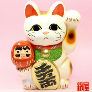 商売繁盛の縁起物であるだるま招き猫の置物1