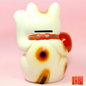 商売繁盛の縁起物であるだるま招き猫の置物2