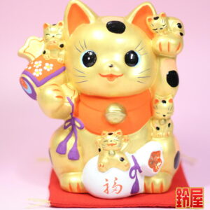 商売繁盛の縁起物である金色の猫づくし招き猫1