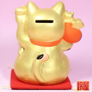商売繁盛の縁起物である金色の猫づくし招き猫2