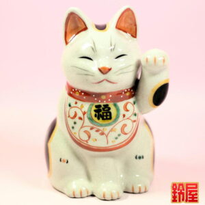商売繁盛の縁起物である白色の唐草文様招き猫1