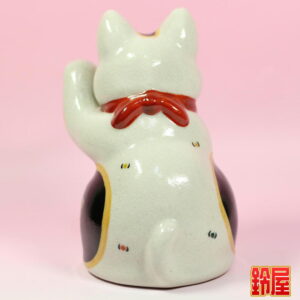 商売繁盛の縁起物である白色の唐草文様招き猫2