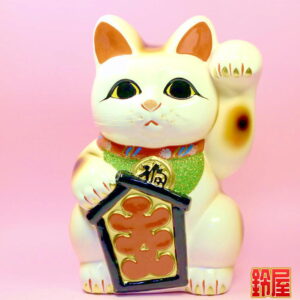 商売繁盛の縁起物である大入り招き猫の置物1
