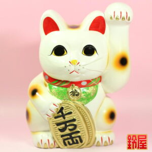 商売繁盛の縁起物である手長の左手上げ招き猫の置物1