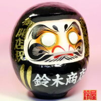 商売繁盛の縁起物である開店祝いだるま：右斜め前画像