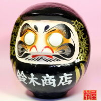 商売繁盛の縁起物である開店祝いだるま：左斜め前画像
