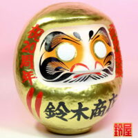 商売繁盛の縁起物である周年祝いだるま：右斜め前画像