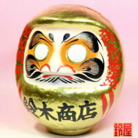 商売繁盛の縁起物である周年祝いだるま：左斜め前画像
