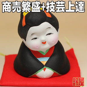 商売繁盛の縁起物であるお福さん人形の置物を販売
