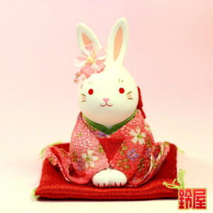 商売繁盛の縁起物であるおじぎ姿のうさぎの置物1