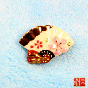 商売繁盛の縁起物である扇のピンブローチ2