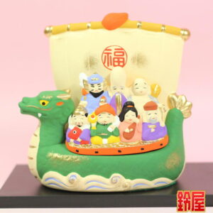 商売繁盛の縁起物である七福神宝船の置物1