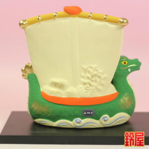 商売繁盛の縁起物である七福神宝船の置物2