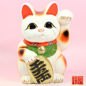 商売繁盛の縁起物である白色の小判猫の置物1