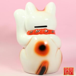 商売繁盛の縁起物である白色の小判猫の置物2