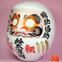 出世祈願の縁起物である栄転祝いだるま：左斜め前画像