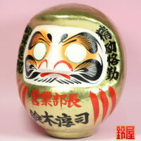出世祈願の縁起物である昇進祝いだるま：左斜め前画像