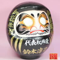 出世祈願の縁起物である就任祝いだるま：右斜め前画像
