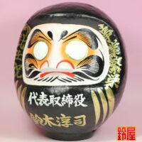 出世祈願の縁起物である就任祝いだるま：左斜め前画像