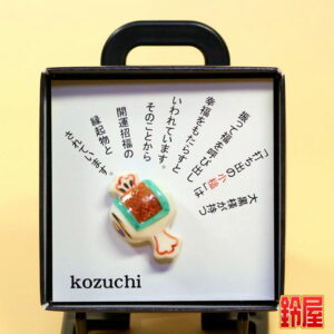 出世祈願の縁起物である小槌のピンブローチ1