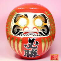 必勝祈願の縁起物である必勝祈願だるま：正面画像