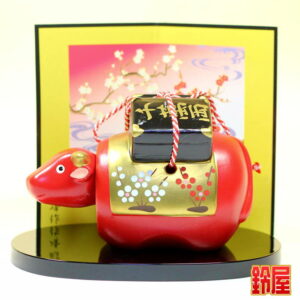 厄除け祈願の縁起物である赤べこの置物1