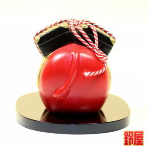 厄除け祈願の縁起物である赤べこの置物2