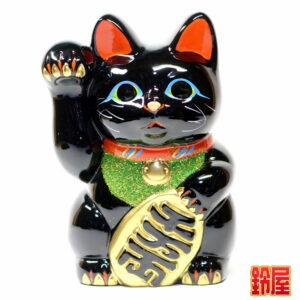 金運アップの縁起物である黒色の小判猫の置物1