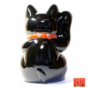 金運アップの縁起物である黒色の小判猫の置物2