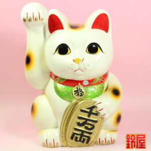 金運アップの縁起物である手長の右手上げ招き猫の置物1