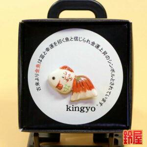 金運アップの縁起物である金魚のピンブローチ1