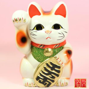 金運アップの縁起物である白色の小判猫の置物1