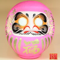 良縁祈願の縁起物であるピンクの高崎だるま：正面画像