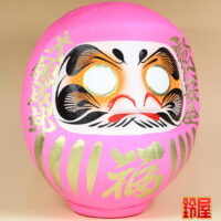 良縁祈願の縁起物であるピンクの高崎だるま：右斜め前画像