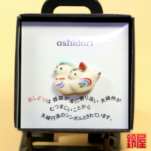 良縁祈願の縁起物であるおしどりのピンブローチ1