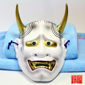 健康祈願の縁起物である和風の般若のお面1