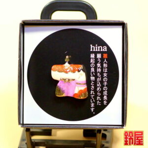 健康祈願の縁起物である雛人形のピンブローチ1