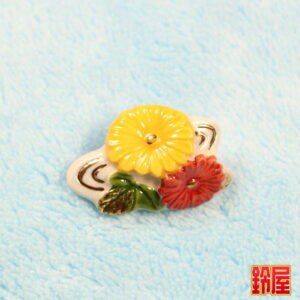 健康長寿の縁起物である菊水のピンブローチ2