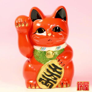 健康祈願の縁起物である赤色の小判猫の置物1