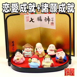恋愛成就の縁起物であるコンパクトな七福神の置物を販売